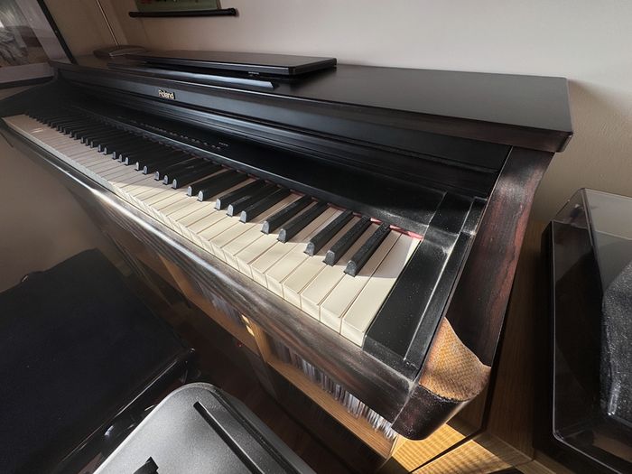 Roland HP-236 88-Key Digital Piano + Roland Sustain Pedal + Piano Bench