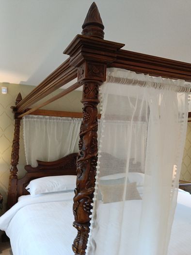 Four poster carved Indonesian bed super king incl bedside tables and dresser