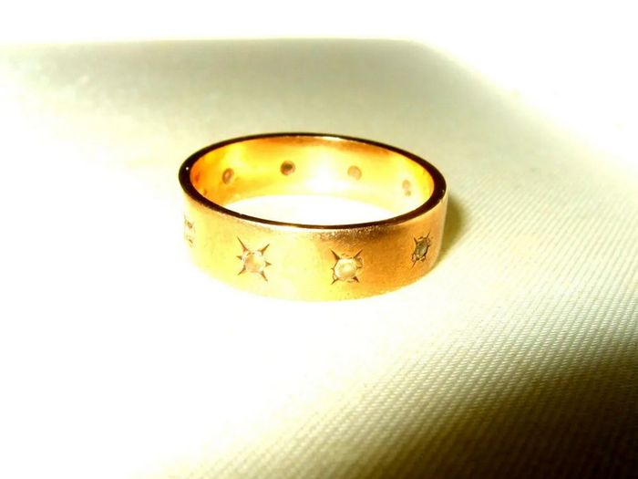 Vintage Hallmarked 9ct Gold/Diamond Ring