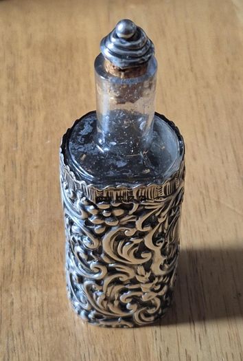 Deakin & Francis, 1899. Sterling Silver Scent bottle. Still with original lid.