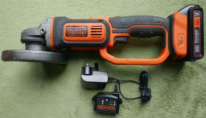 Black and Decker BCG720 18V 115mm Cordless Angle Grinder new Battery