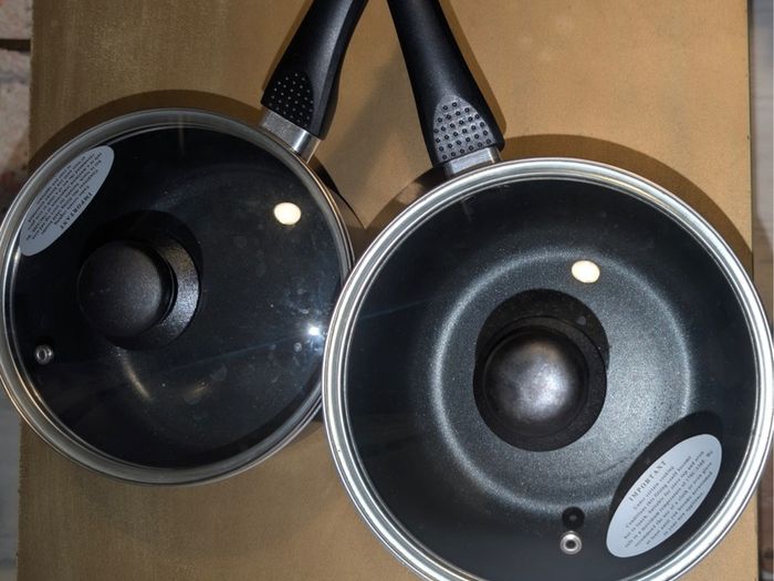 Non-stick 18cm and 20cm saucepans