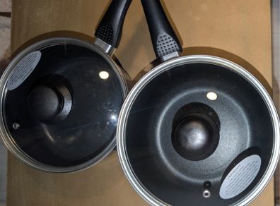 Non-stick 18cm and 20cm saucepans