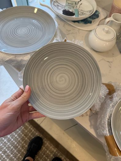 Crockery: plates, bowls etc.