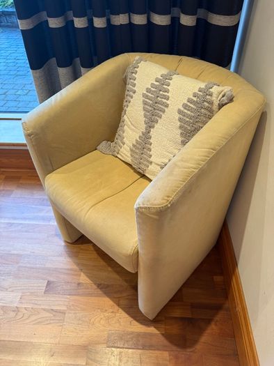 Cream Designer Accent Chair / Bedroom Chair