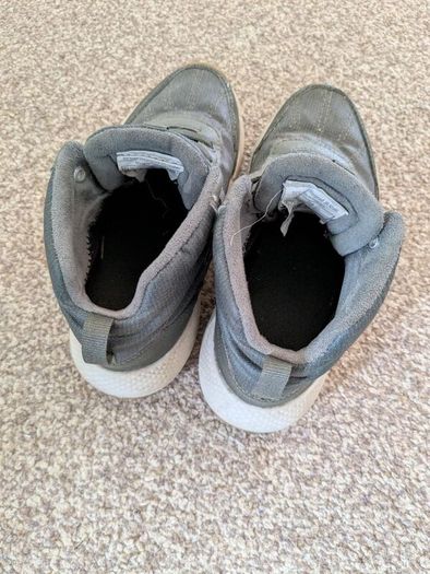 Kids hiking boots