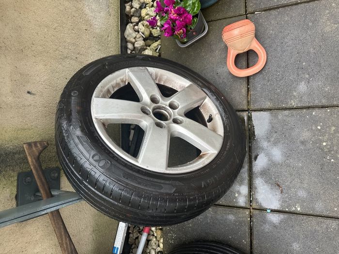 Volkswagen Golf 5 good tires and alloys