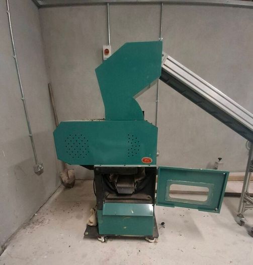 Cable shredder conveyor and granulator