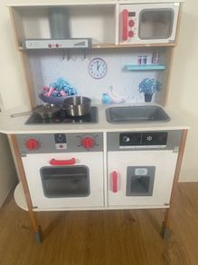Toy kitchen