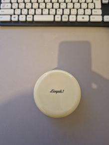 Battery-operated desk cleaner