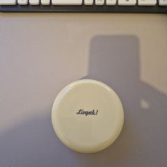 Battery-operated desk cleaner