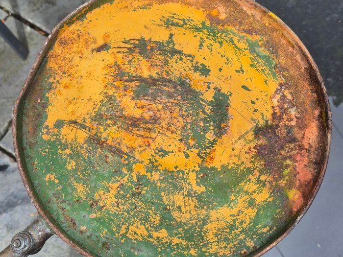 Vintage garage can