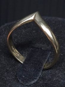 Vintage 9ct Gold Modernist V Ring | Birmingham Hallmarked | Size 54