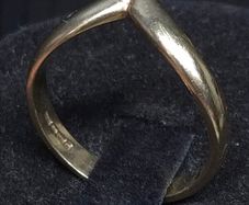 Vintage 9ct Gold Modernist V Ring | Birmingham Hallmarked | Size 54