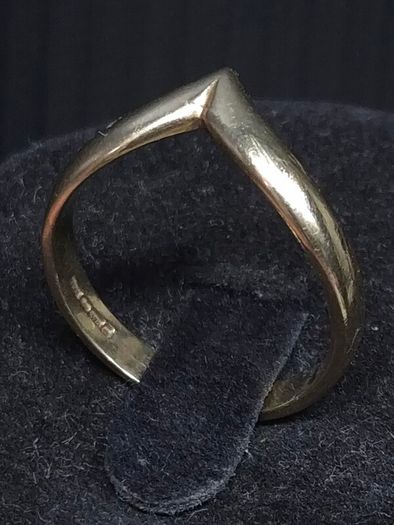 Vintage 9ct Gold Modernist V Ring | Birmingham Hallmarked | Size 54