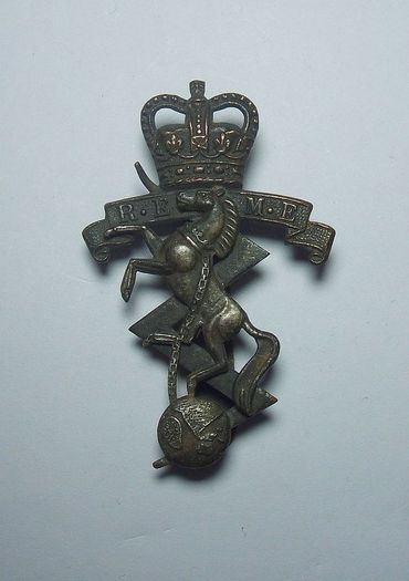 REGIMENTAL CAP BADGES (brass & bi-metal) - 8 different types (see below), militaria lot B.
