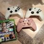 3 Xbox One wireless controllers Image 3