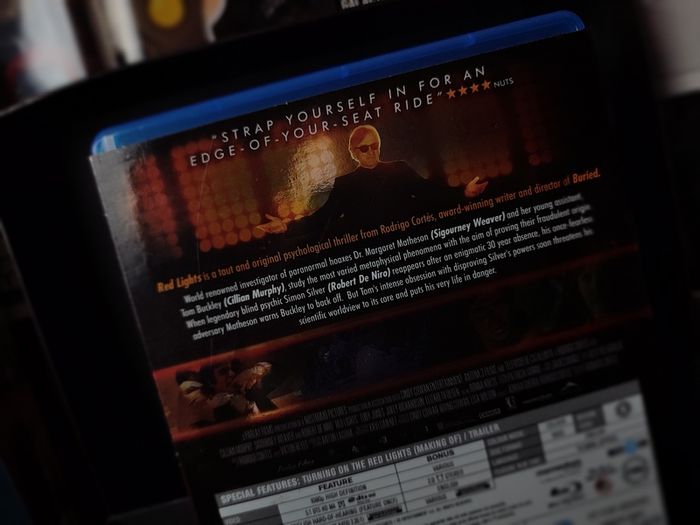 Red Lights ! This Years The Sixth Sense ! Blu-ray with Slipcase ! 2011 ! Robert De Niro ! Sigourney Weaver !
