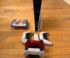 PS5 Disc Edition 4 Controllers Charging Stand FIFA Call of Duty