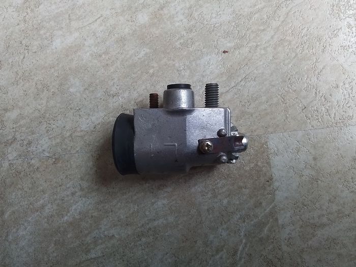 Suzuki SJ 410 Wheel cylinder.