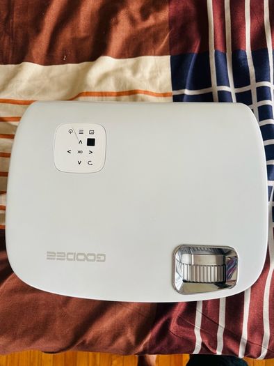 GooDee HD Projector Like New excellent condition