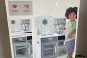 Children's play kitchen