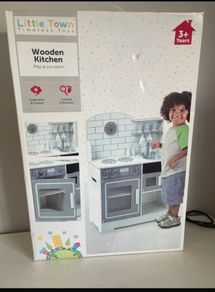 Children's play kitchen
