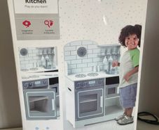 Children's play kitchen