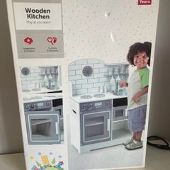 Children's play kitchen