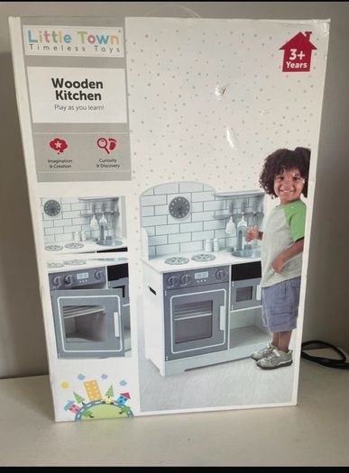 Children's play kitchen