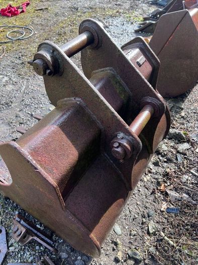 4 Original JCB 3Cx buckets, Ripper toe and wheel