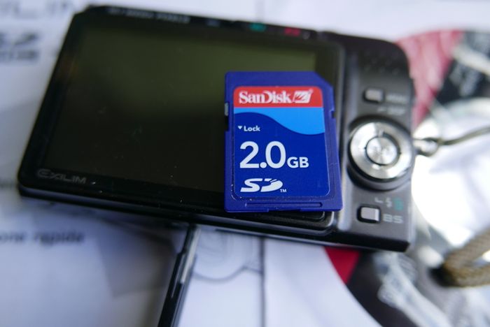 Casio Exilim EX-Z1050 Digital camera Made w/ Box and Accessories , universal charger- Tested