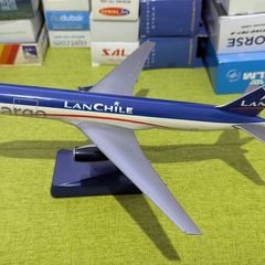 LAN Chile Cargo 1:200 scale model airplane, Boeing 767 aircraft