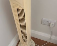 Fan -  Fan with timer feature - Tower Fan with oscillating feature - small crack on base but works perfectly