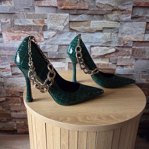 BNWT Green heels with gold ankle chains, size 6