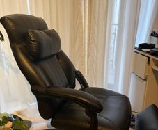 office chair with one arm broken