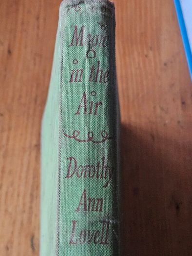 Magic In The Air.  By Dorathy Ann Lovell.  Illustrated By Shirley Hughes. 1952 Hardback In Fair Condition.  See Photos For Same.