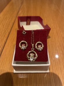 9ct Gold Vintage Claddagh earrings and matching pendant