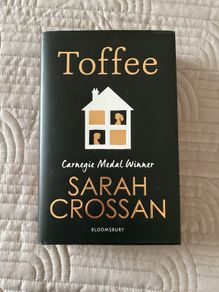 Book: Sarah Crossan: Toffee