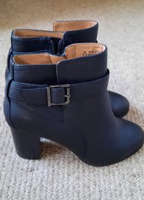 Vionic Black Ankle Boots size 5