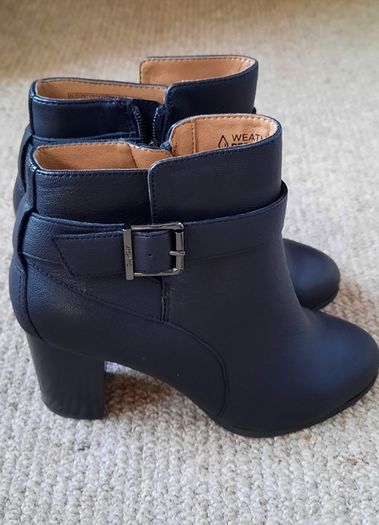 Vionic Black Ankle Boots size 5