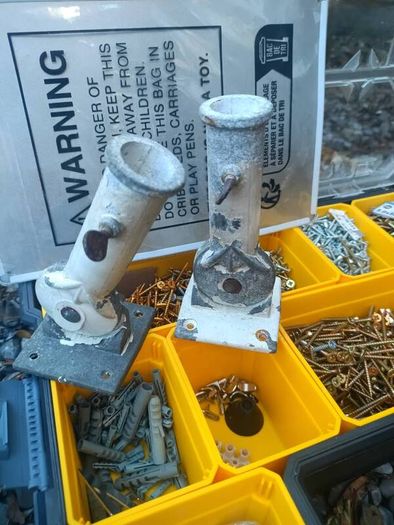 2 x Adjustable flag holders