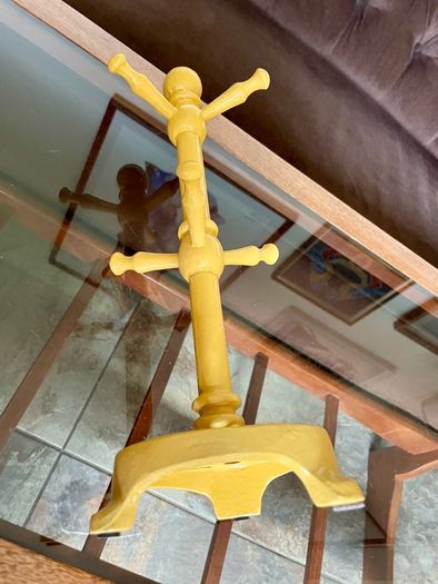 Vintage Traditional Mustard Yellow Cast Iron Mug Tree Holder Rustic Farmhouse Kitchenalia
