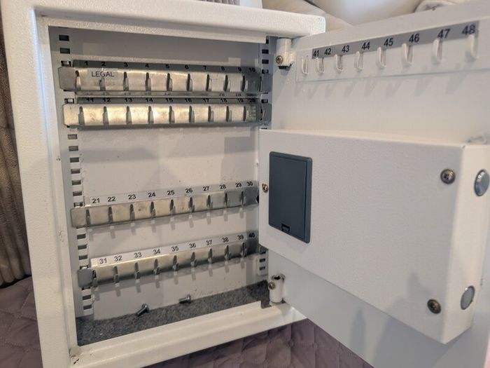 Electronic key safe with a numeric keypad