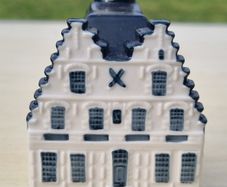Collectible ceramic miniature of Dutch house no. 87 by KLM