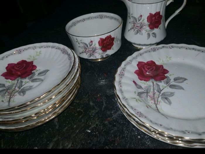 Royal Stafford Roses to Remember 12