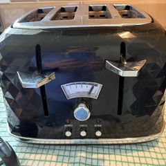 De'Longhi 4 slice toaster