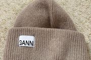 Ganni hat /