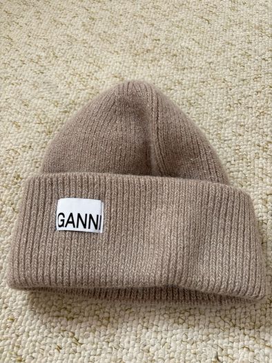 Ganni hat /