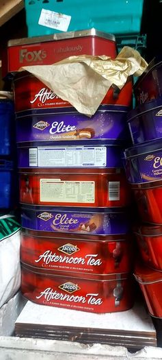 16 empty biscuit tins job lot ,starter collectors collection, buyer collects , sold as seen, see pictures, all empty,nice for shop ,pub, restaurant advertising display items etc.,3 euros each or jot lot ,their empty tins ,used.